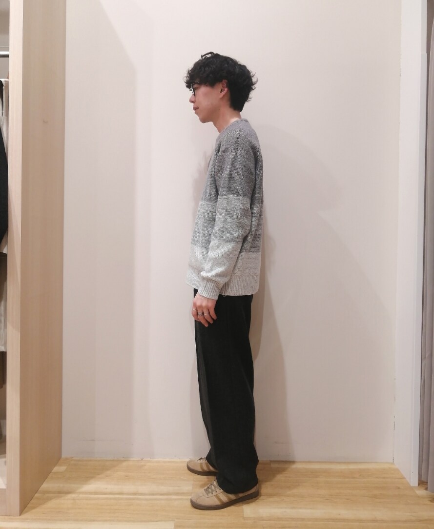 グレー系のニット/セーター、ブラック系のその他パンツ、ブラック系のその他アウターを着用したメンズの冬コーディネートの7枚目の写真