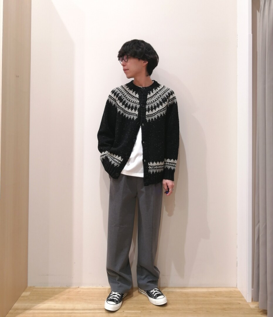 「冬コーデ、モノトーン、ニット、クリスマスに着たい服、きれいめカジュアル、ロングコート、冬アウター、レイヤードスタイル、チェスターコート、カーディガン、ノルディック柄、スラックス、大人カジュアル、デートコーデ、URBAN RESEARCH」｜「ITEMS URBANRESEARCHのウール混 メルトン チェスターコート（チェスターコート、グリーン系）」を使った、takataさん（メンズ・173cm）の冬コーディネートの5枚目の写真