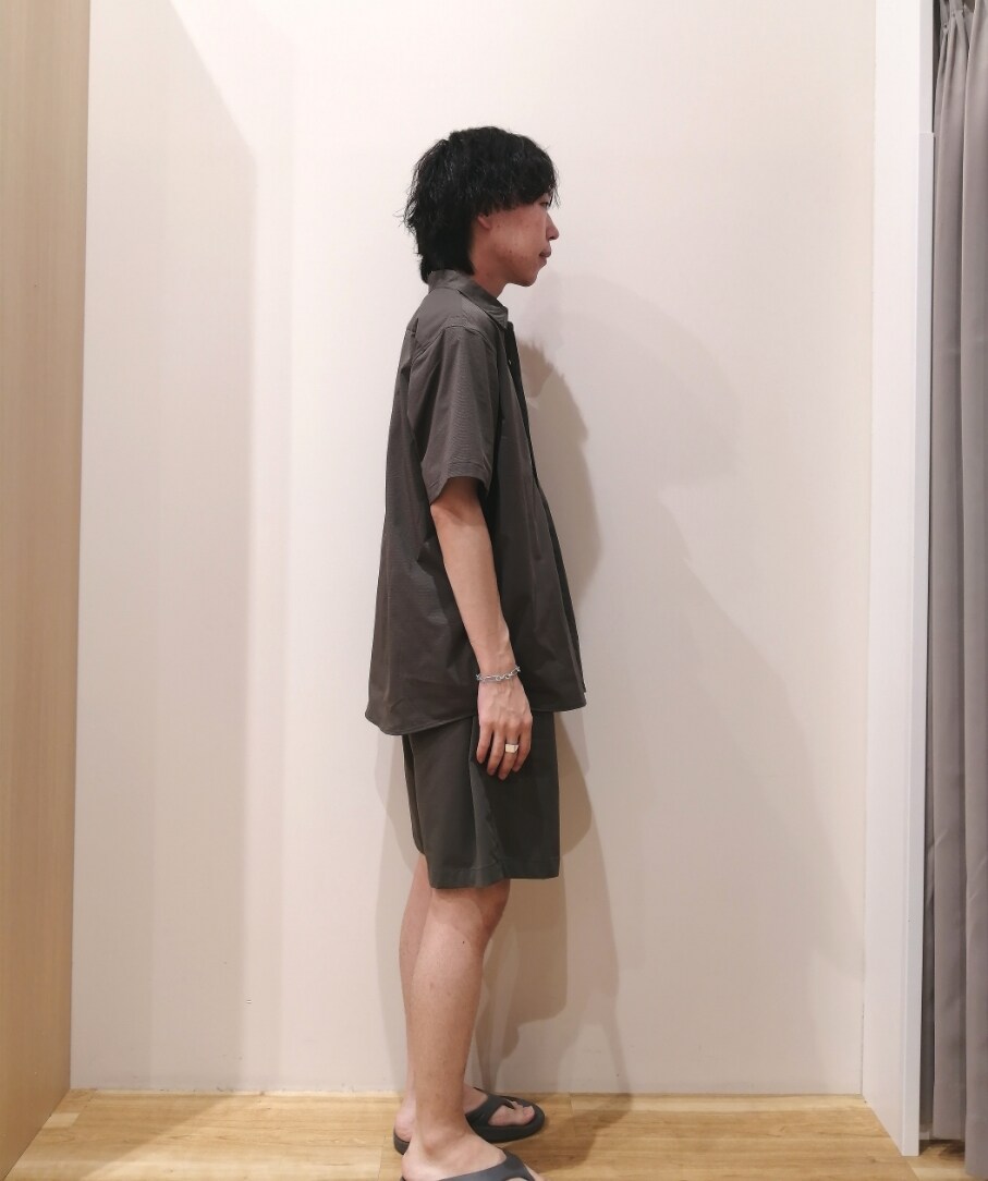 グリーン系のシャツ/ブラウス、ホワイト系のTシャツ/カットソー、グリーン系のその他パンツを着用したメンズの夏コーディネートの3枚目の写真