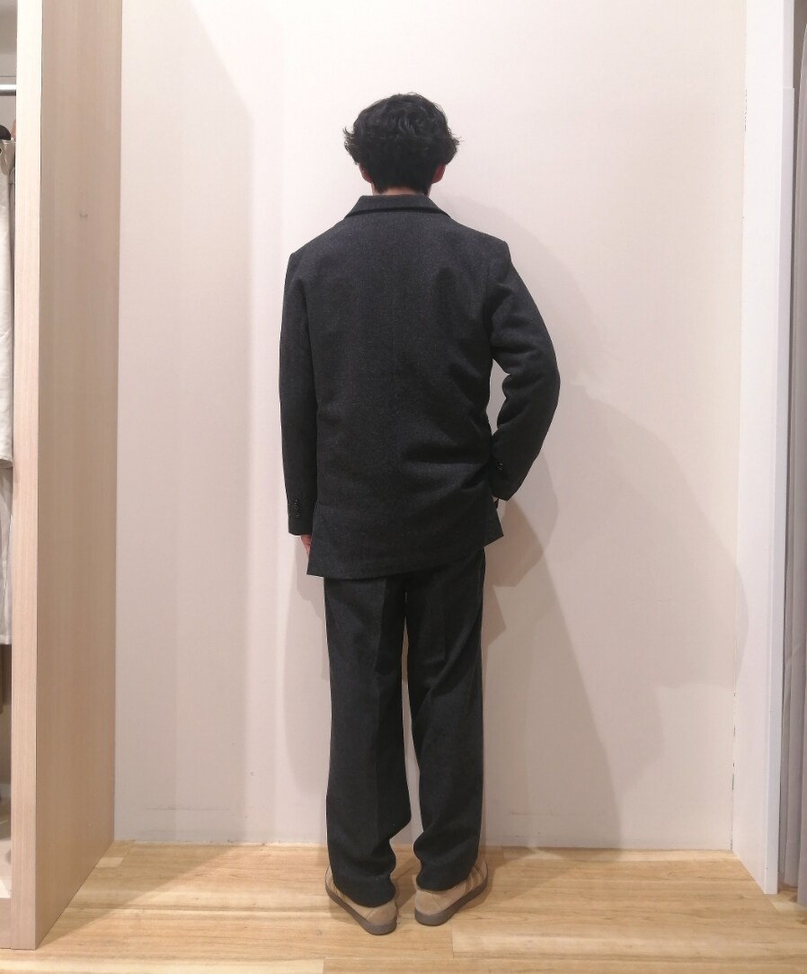 グレー系のニット/セーター、ブラック系のその他パンツ、ブラック系のその他アウターを着用したメンズの冬コーディネートの3枚目の写真