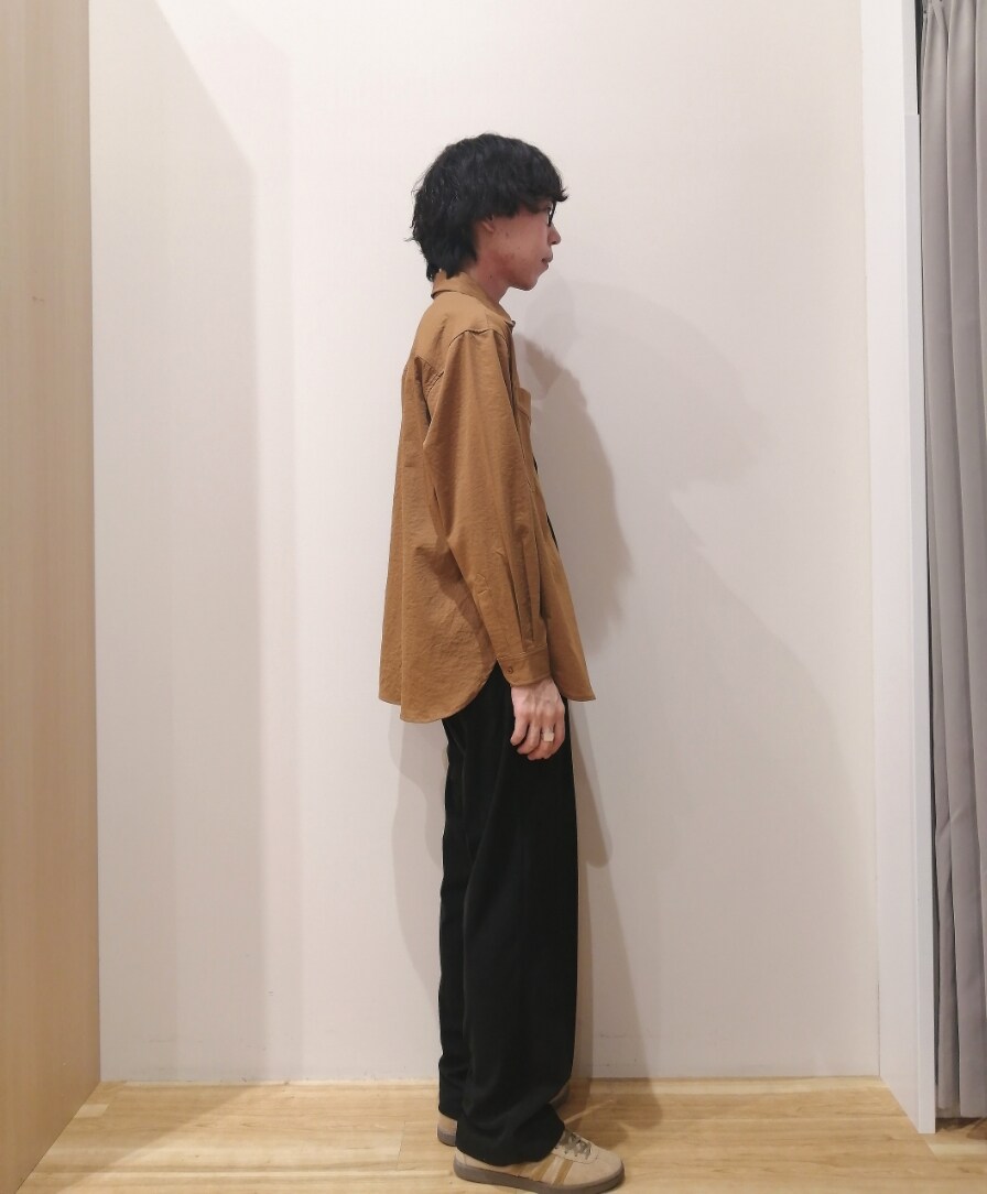 グレー系のその他アウター、ブラウン系のシャツ/ブラウス、ブラック系のその他パンツを着用したメンズの秋コーディネートの6枚目の写真