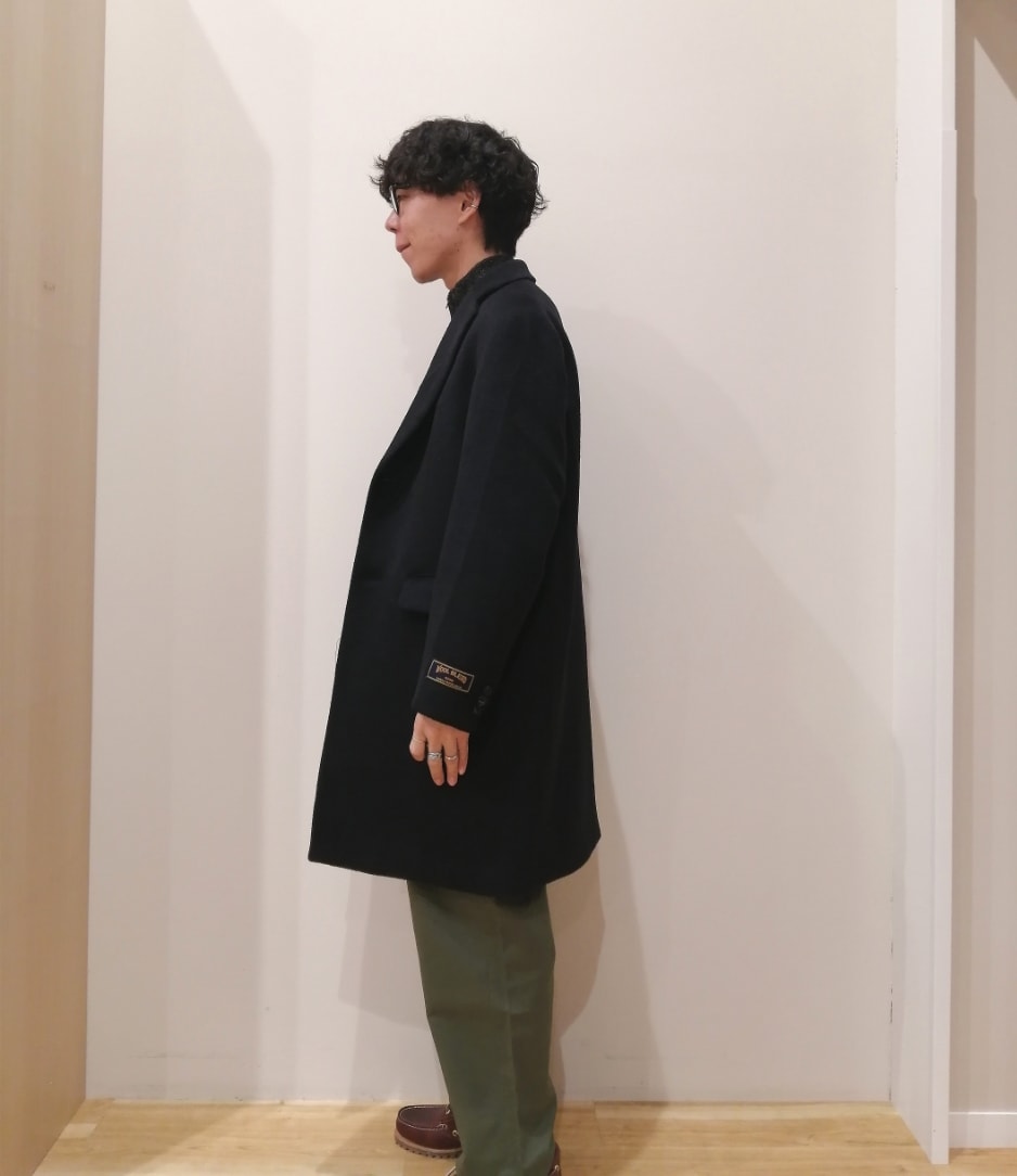 ブラック系のその他アウター、ブラック系のカーディガン/ボレロ、グリーン系のその他パンツを着用したメンズの冬コーディネートの4枚目の写真