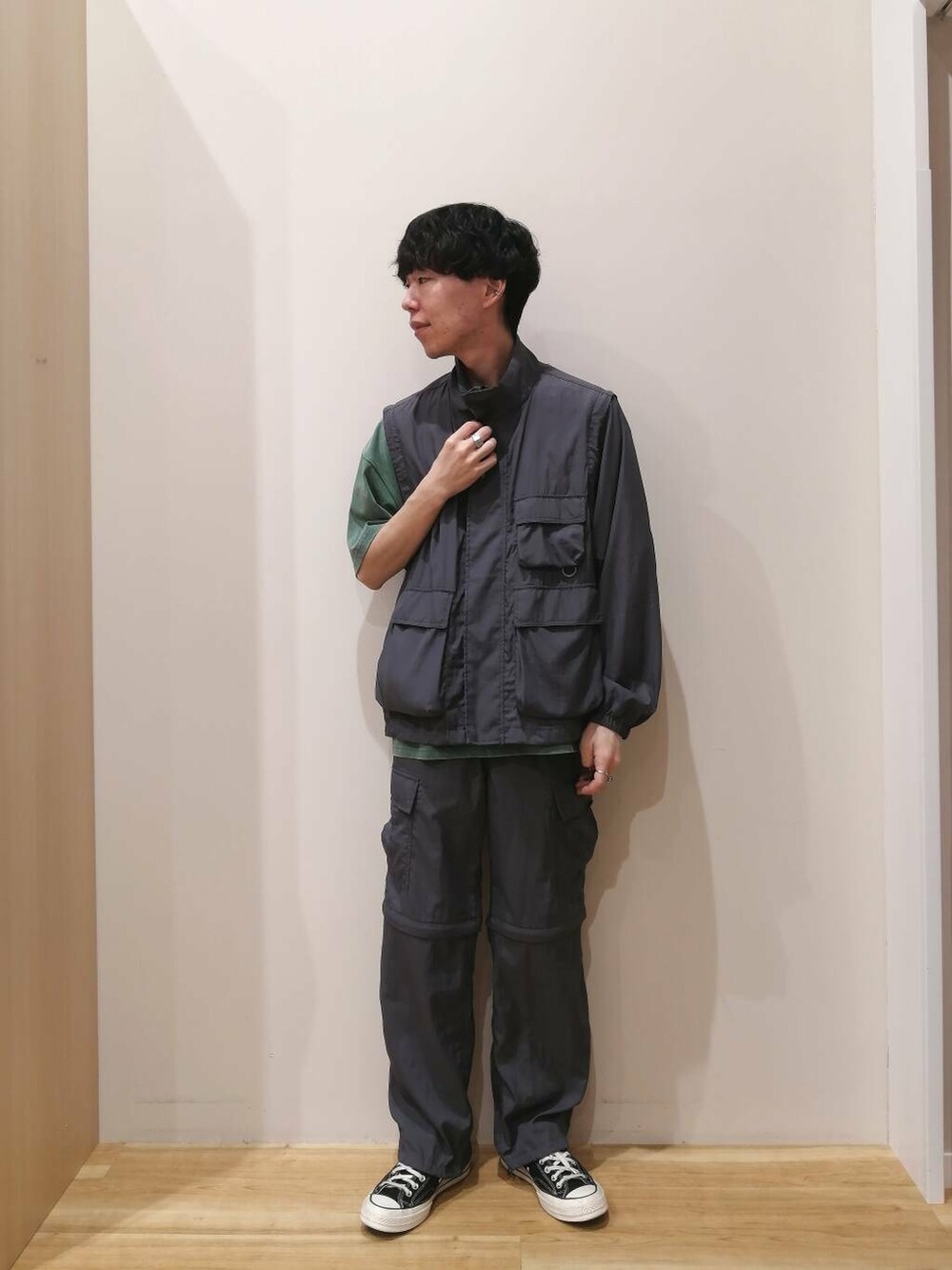 「ワントーンコーデ、大人カジュアル、ワイドパンツ、セットアップ、ベスト、イージーパンツ、ナイロン、カーゴパンツ、URBANRESEARCH、ミリタリー、夏コーデ、夏、ショーツ、フェスコーデ、大人コーデ」｜「ITEMS URBANRESEARCHの『セットアップ対応』スーパーライトナイロン2wayカーゴパンツ（その他パンツ、グレー系）」を使った、takataさん（メンズ・173cm）の春コーディネートの5枚目の写真