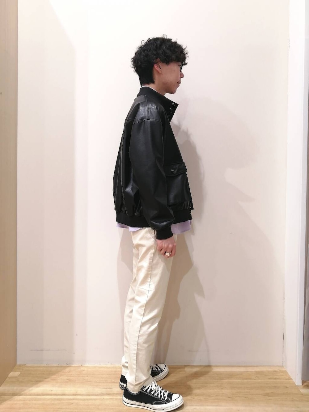 ブラック系のその他アウター、パープル系のシャツ/ブラウス、ホワイト系のデニムパンツを着用したメンズの春コーディネートの4枚目の写真