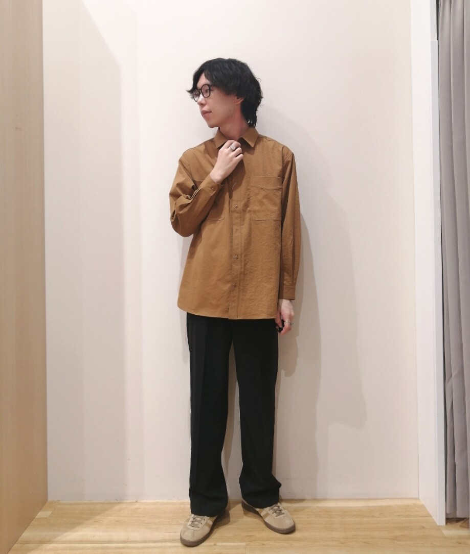 グレー系のその他アウター、ブラウン系のシャツ/ブラウス、ブラック系のその他パンツを着用したメンズの秋コーディネートの5枚目の写真