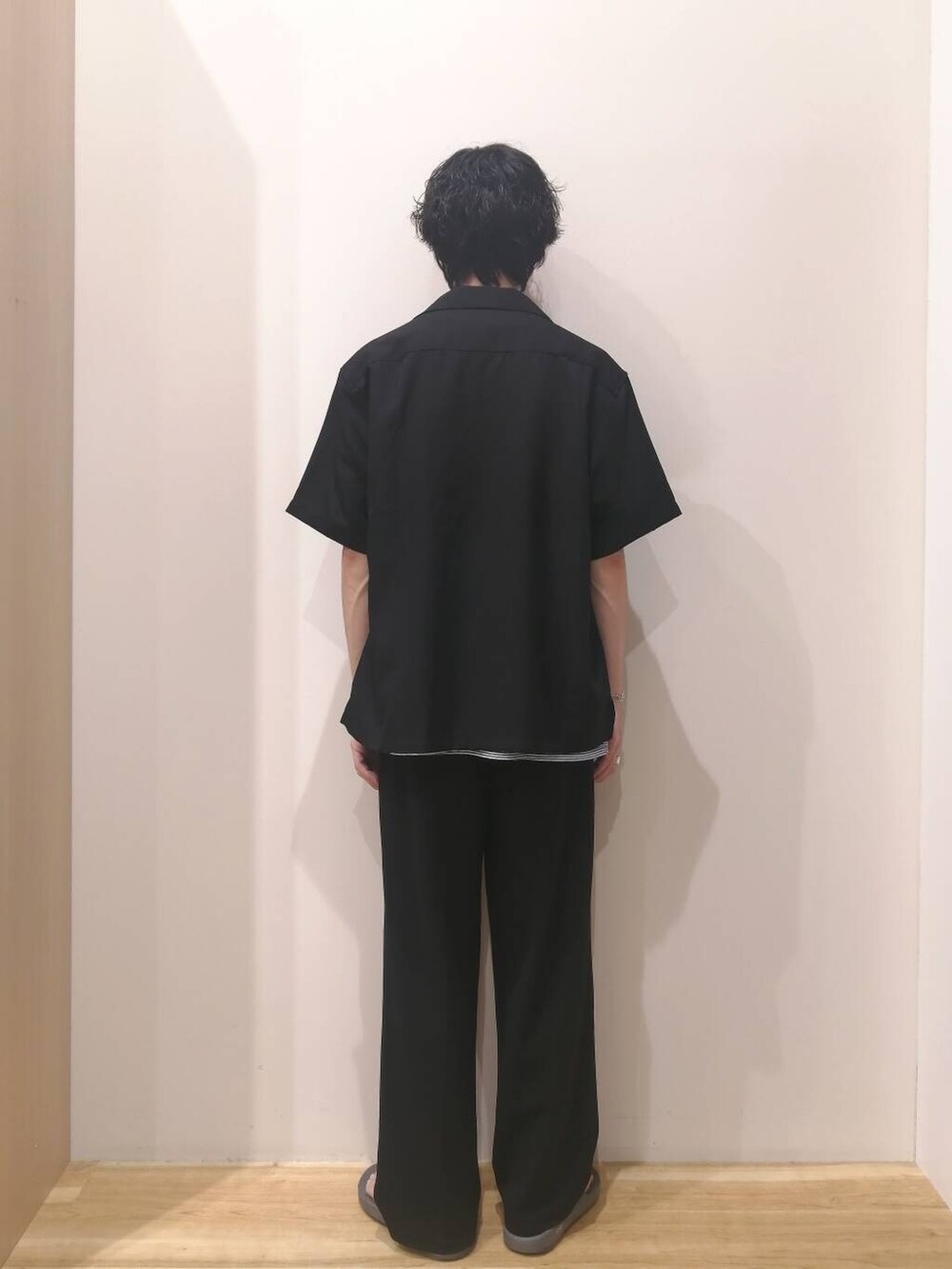 ブラック系のその他パンツ、ブラック系のシャツ/ブラウスを着用したメンズの夏コーディネートの4枚目の写真