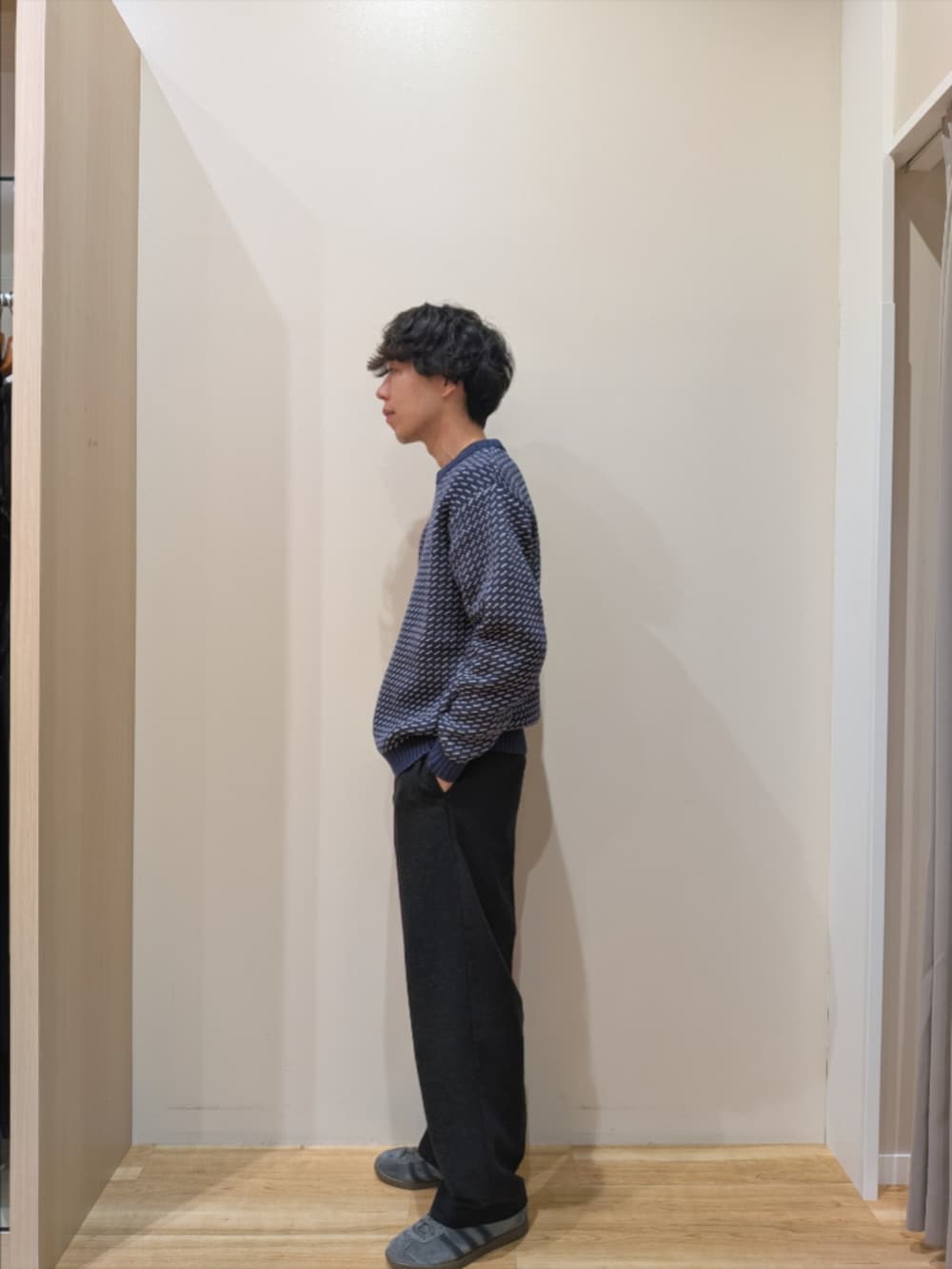 ブルー系のニット/セーター、ブラック系のその他パンツを着用したメンズの冬コーディネートの2枚目の写真