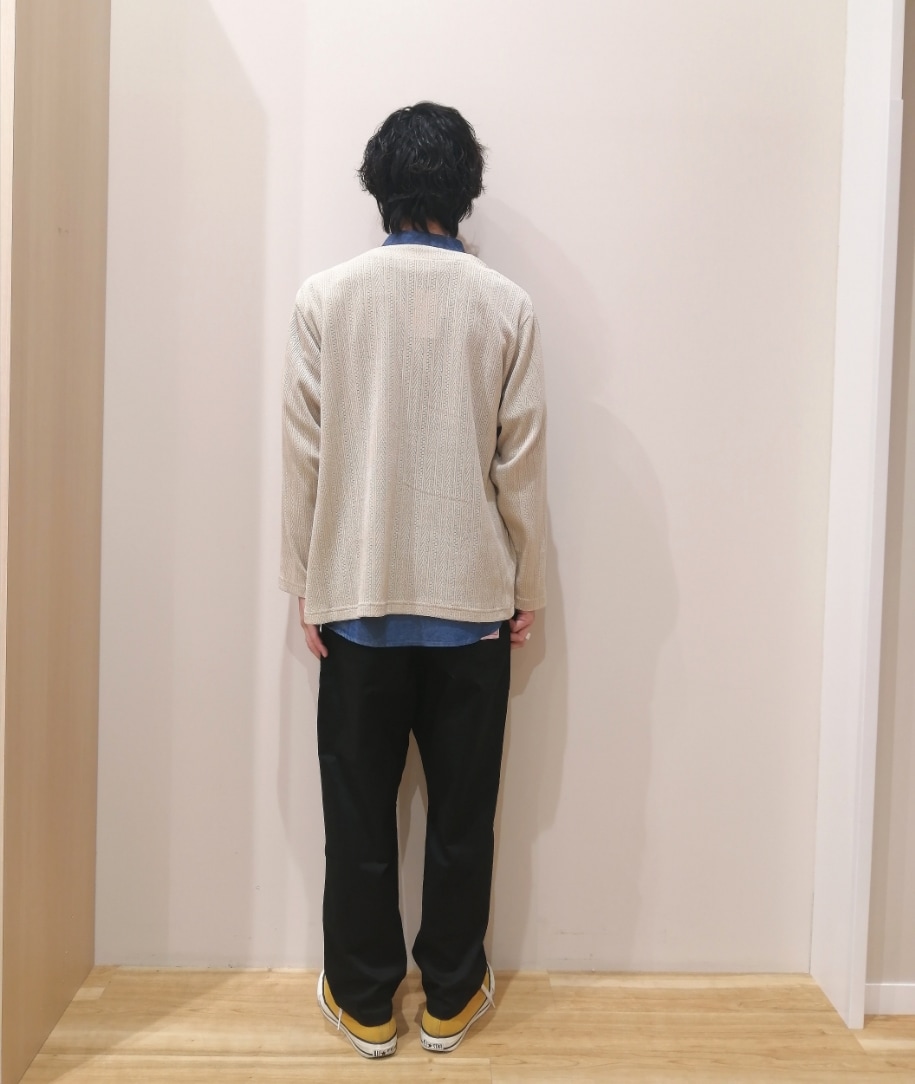 ベージュ系のカーディガン/ボレロ、ブルー系のシャツ/ブラウス、ブラック系のその他パンツを着用したメンズの秋コーディネートの4枚目の写真