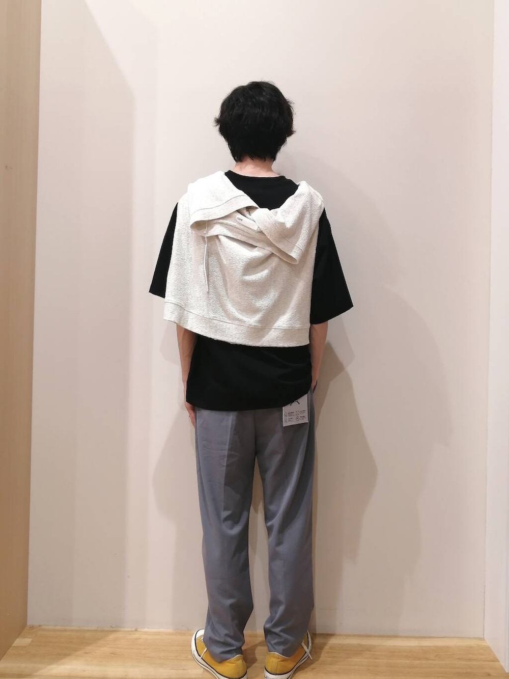 グレー系のその他パンツ、ブラック系のTシャツ/カットソーを着用したメンズの夏コーディネートの4枚目の写真