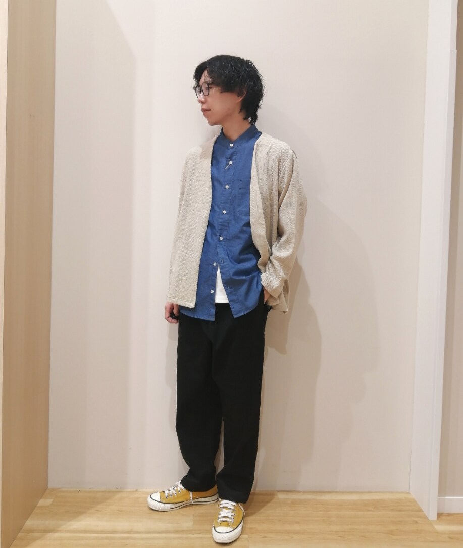 ベージュ系のカーディガン/ボレロ、ブルー系のシャツ/ブラウス、ブラック系のその他パンツを着用したメンズの秋コーディネートの2枚目の写真