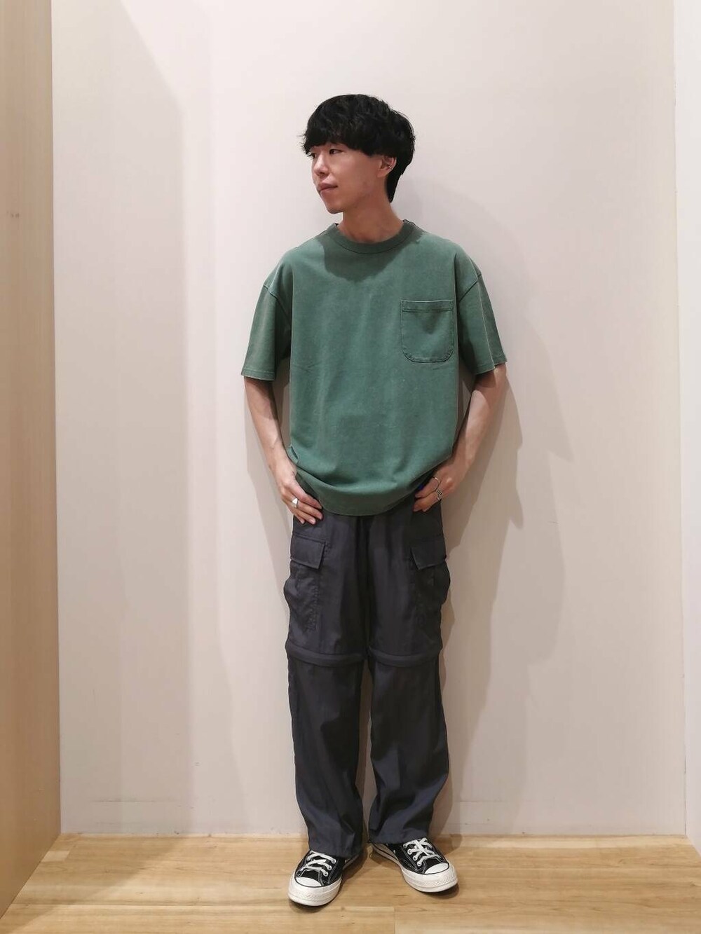 「ワントーンコーデ、大人カジュアル、ワイドパンツ、セットアップ、ベスト、イージーパンツ、ナイロン、カーゴパンツ、URBANRESEARCH、ミリタリー、夏コーデ、夏、ショーツ、フェスコーデ、大人コーデ」｜「ITEMS URBANRESEARCHの『セットアップ対応』スーパーライトナイロン2wayカーゴパンツ（その他パンツ、グレー系）」を使った、takataさん（メンズ・173cm）の春コーディネートの6枚目の写真