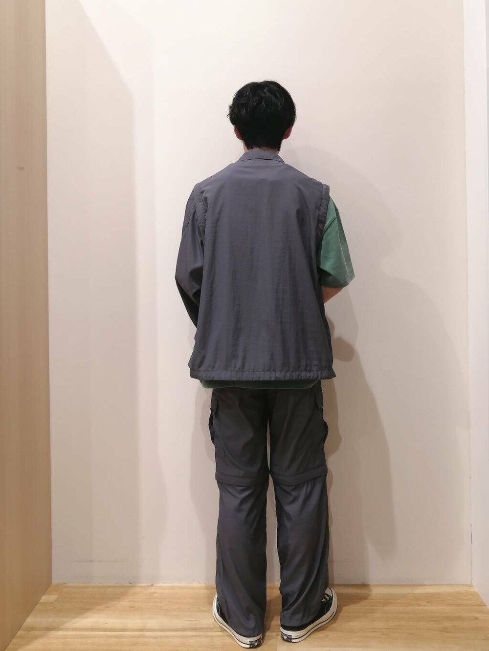 「ワントーンコーデ、大人カジュアル、ワイドパンツ、セットアップ、ベスト、イージーパンツ、ナイロン、カーゴパンツ、URBANRESEARCH、ミリタリー、夏コーデ、夏、ショーツ、フェスコーデ、大人コーデ」｜「ITEMS URBANRESEARCHの『セットアップ対応』スーパーライトナイロン2wayカーゴパンツ（その他パンツ、グレー系）」を使った、takataさん（メンズ・173cm）の春コーディネートの4枚目の写真