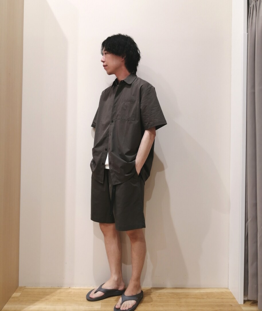 グリーン系のシャツ/ブラウス、ホワイト系のTシャツ/カットソー、グリーン系のその他パンツを着用したメンズの夏コーディネートの2枚目の写真