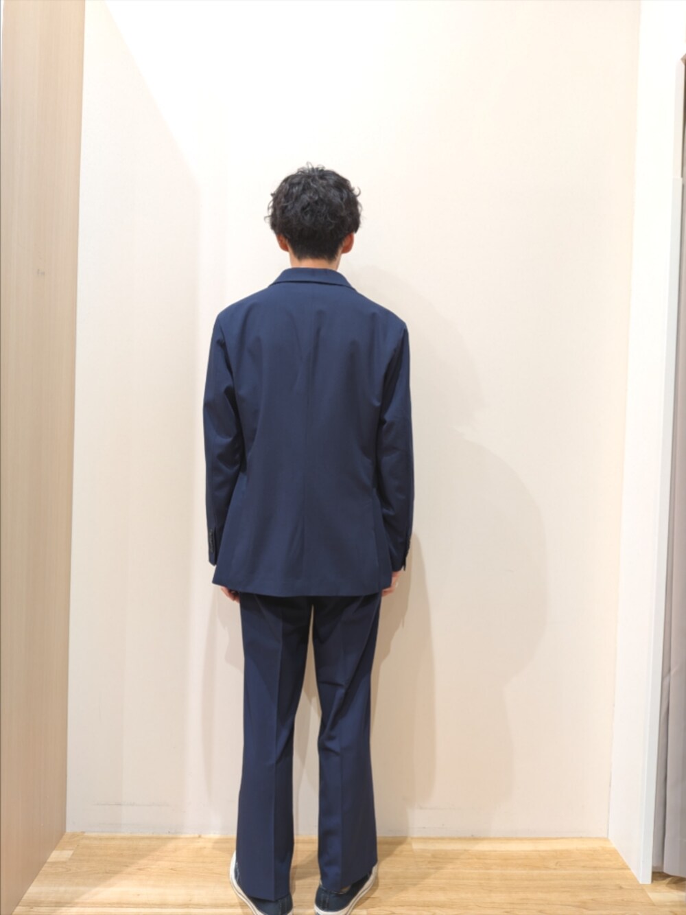 ブルー系のテーラードジャケット、グレー系のニット/セーター、ブルー系のその他パンツを着用したメンズの秋コーディネートの3枚目の写真