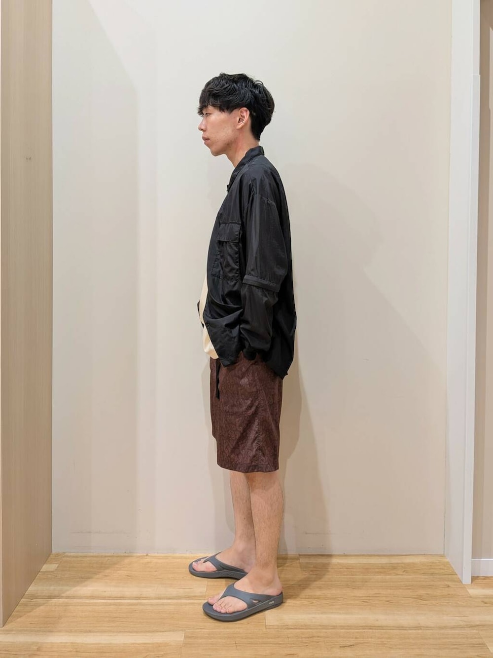 ブラック系のシャツ/ブラウス、ブラウン系のその他パンツを着用したメンズの夏コーディネートの3枚目の写真