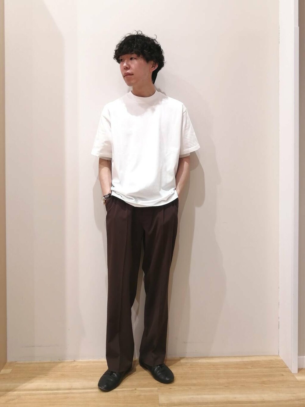 ホワイト系のシャツ/ブラウス、ブラウン系のその他パンツ、ホワイト系のTシャツ/カットソーを着用したメンズの春コーディネートの5枚目の写真