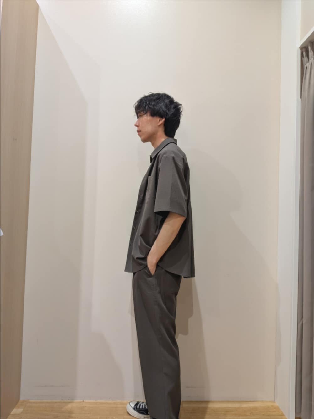 グリーン系のシャツ/ブラウス、ブルー系のTシャツ/カットソー、グリーン系のその他パンツを着用したメンズの春コーディネートの4枚目の写真