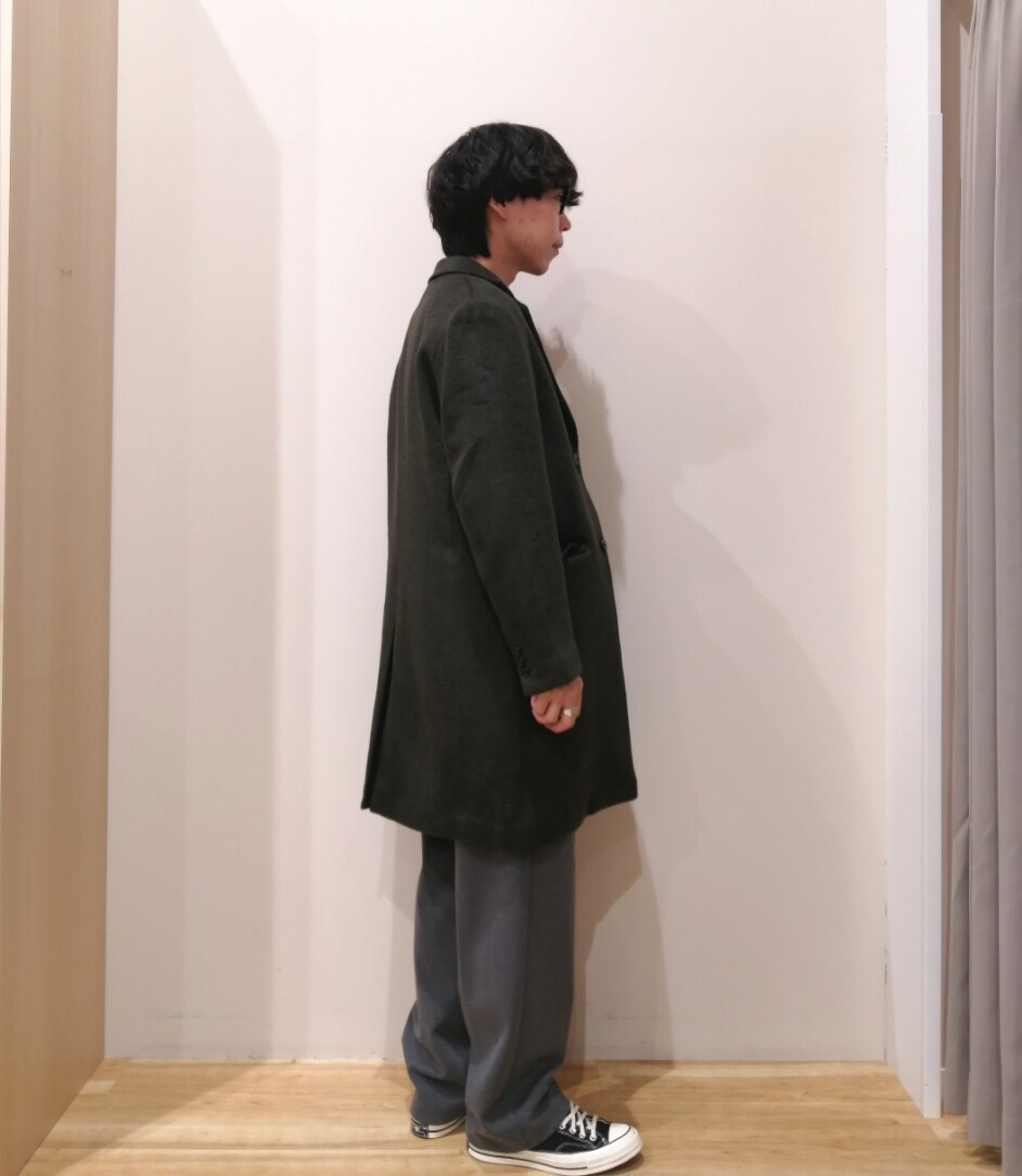 「冬コーデ、モノトーン、ニット、クリスマスに着たい服、きれいめカジュアル、ロングコート、冬アウター、レイヤードスタイル、チェスターコート、カーディガン、ノルディック柄、スラックス、大人カジュアル、デートコーデ、URBAN RESEARCH」｜「ITEMS URBANRESEARCHのウール混 メルトン チェスターコート（チェスターコート、グリーン系）」を使った、takataさん（メンズ・173cm）の冬コーディネートの3枚目の写真