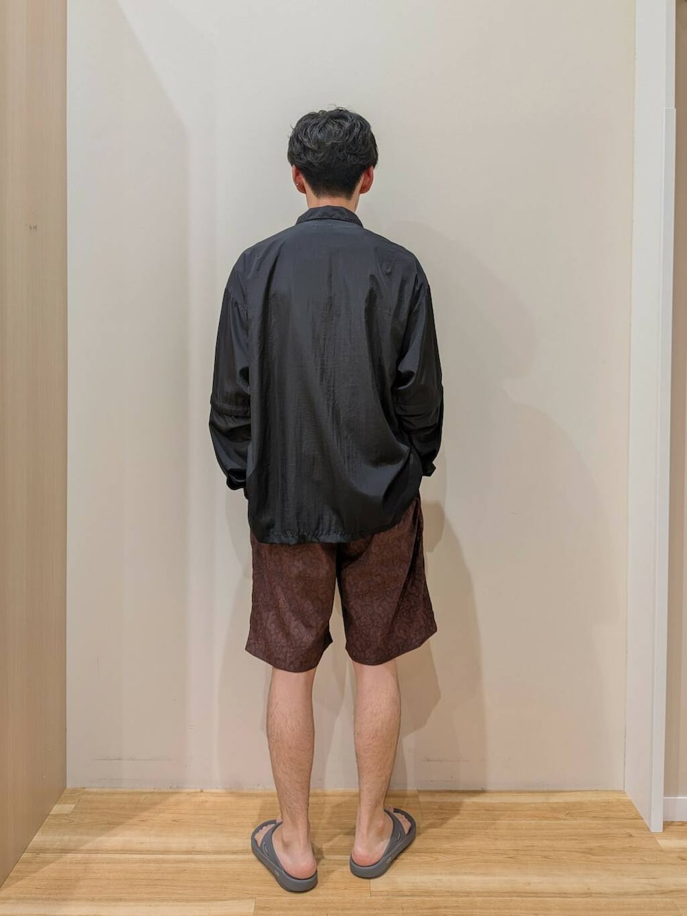 ブラック系のシャツ/ブラウス、ブラウン系のその他パンツを着用したメンズの夏コーディネートの4枚目の写真
