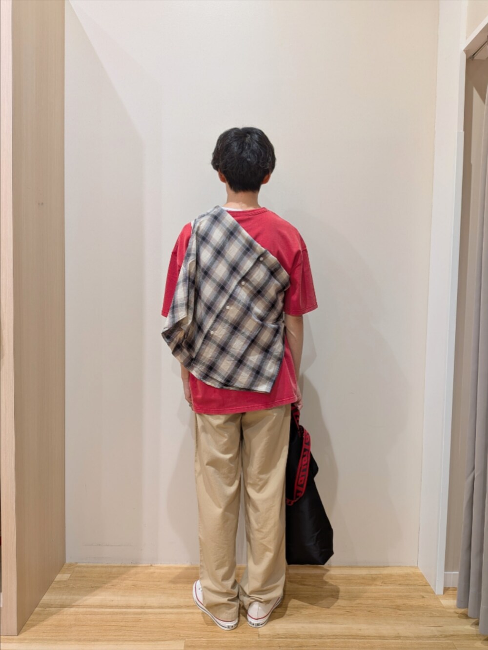 レッド系のTシャツ/カットソー、ベージュ系のその他パンツ、ベージュ系のシャツ/ブラウスを着用したメンズの夏コーディネートの3枚目の写真