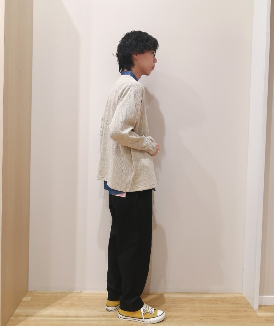 ベージュ系のカーディガン/ボレロ、ブルー系のシャツ/ブラウス、ブラック系のその他パンツを着用したメンズの秋コーディネートの3枚目の写真