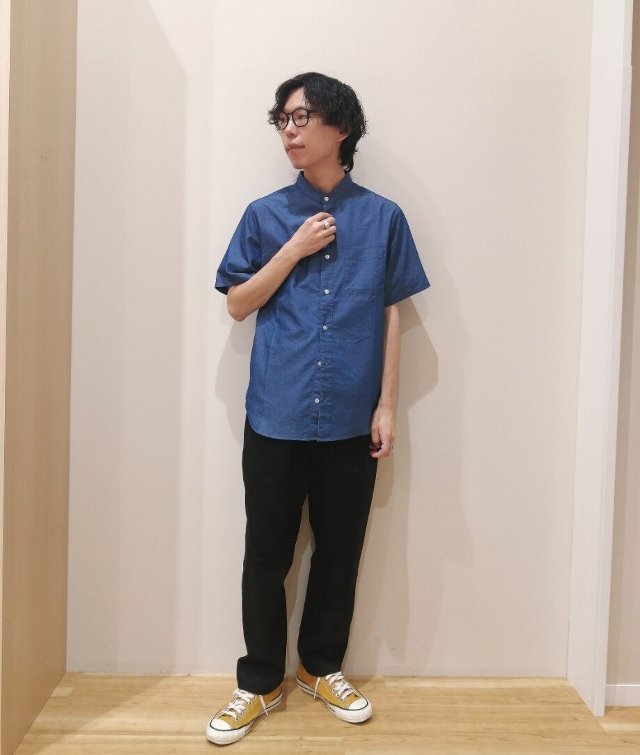 ベージュ系のカーディガン/ボレロ、ブルー系のシャツ/ブラウス、ブラック系のその他パンツを着用したメンズの秋コーディネートの5枚目の写真