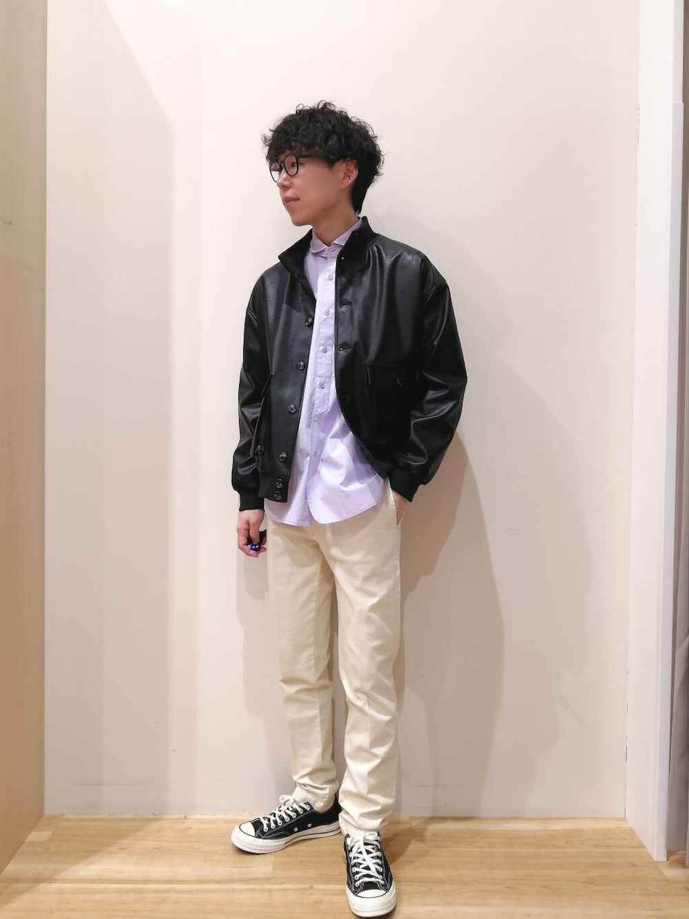 ブラック系のその他アウター、パープル系のシャツ/ブラウス、ホワイト系のデニムパンツを着用したメンズの春コーディネートの2枚目の写真