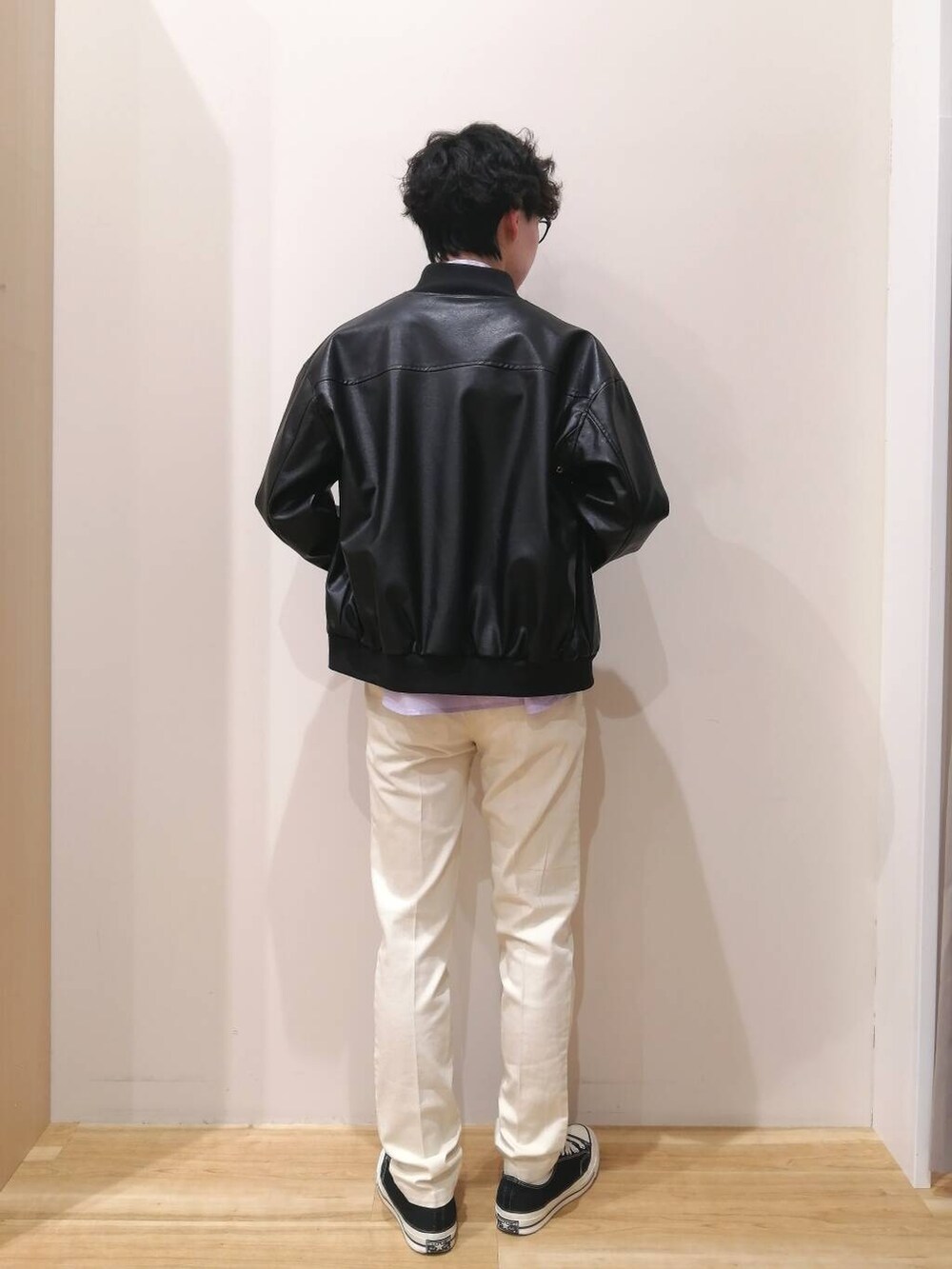 ブラック系のその他アウター、パープル系のシャツ/ブラウス、ホワイト系のデニムパンツを着用したメンズの春コーディネートの3枚目の写真