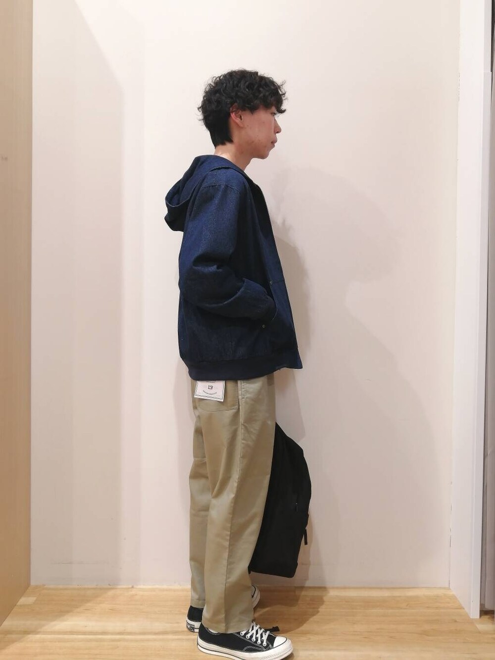 「シンプル、大人カジュアル、デニム、ジャケットスタイル、アースカラー、シンプルコーデ、春コーデ、春服、春アウター、大人コーデ、今日のコーデ、カジュアルスタイル、ここでしか手に入らない別注アイテム、私の推しデニムスタイル、gungho」｜「ITEMS URBANRESEARCHのハイストレッチ リラックスパンツ（その他パンツ、ベージュ系）」を使った、takataさん（メンズ・173cm）の春コーディネートの4枚目の写真