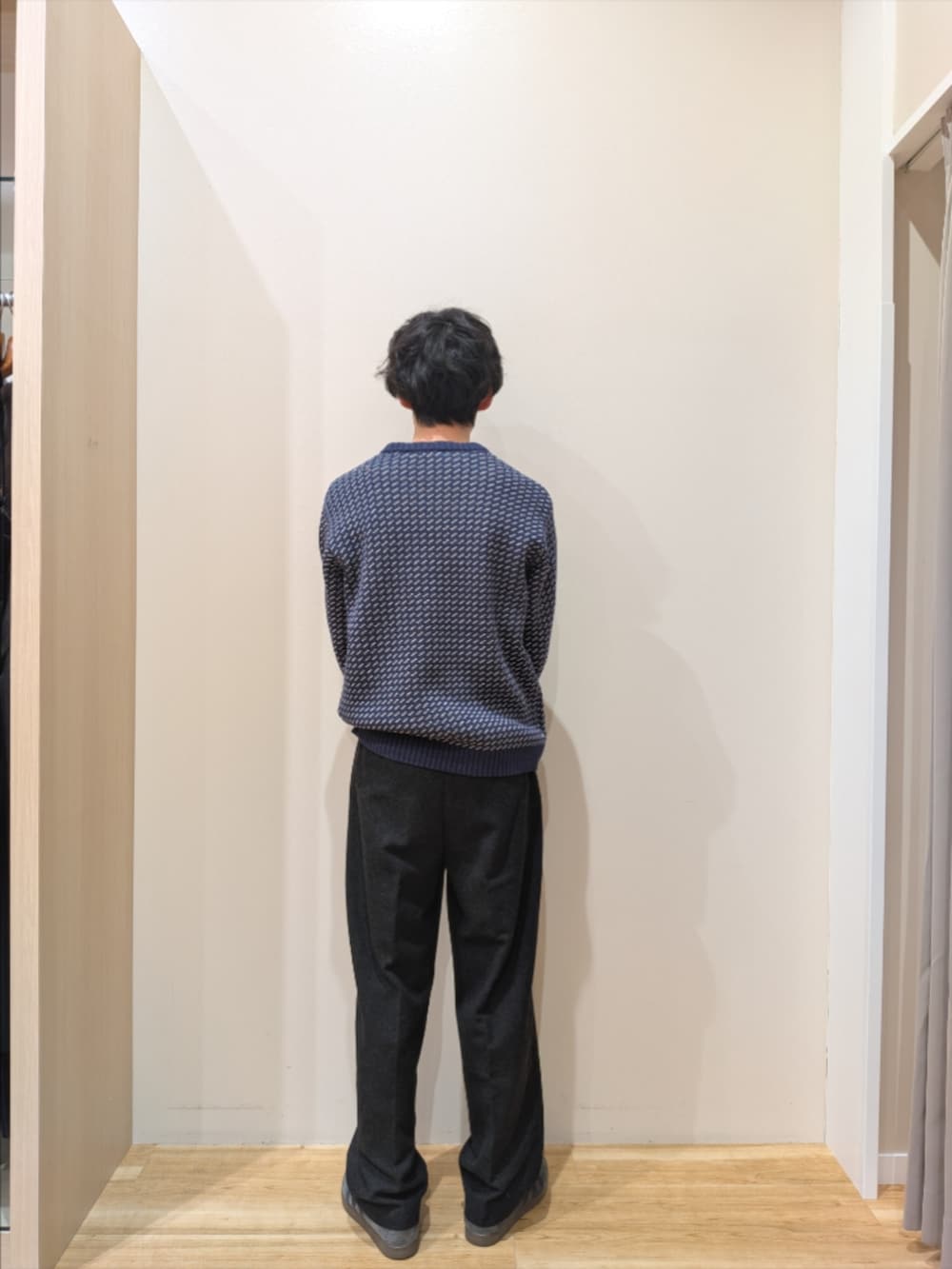 ブルー系のニット/セーター、ブラック系のその他パンツを着用したメンズの冬コーディネートの3枚目の写真