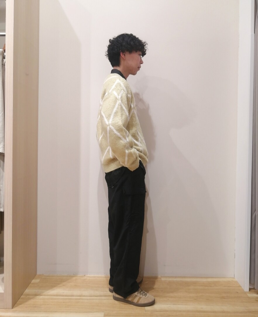 イエロー系のニット/セーター、ブラック系のシャツ/ブラウス、ブラック系のその他パンツを着用したメンズの冬コーディネートの3枚目の写真