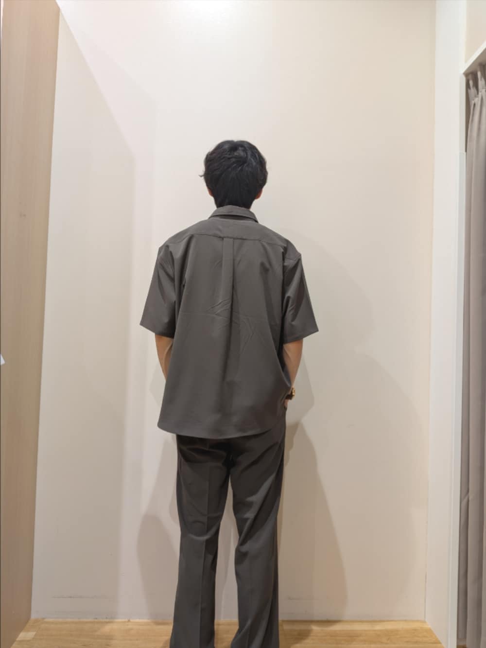グリーン系のシャツ/ブラウス、ブルー系のTシャツ/カットソー、グリーン系のその他パンツを着用したメンズの春コーディネートの3枚目の写真