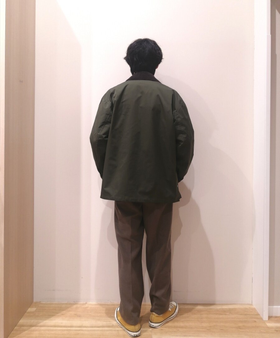 グリーン系のミリタリージャケット、イエロー系のニット/セーター、ブラウン系のその他パンツを着用したメンズの冬コーディネートの4枚目の写真