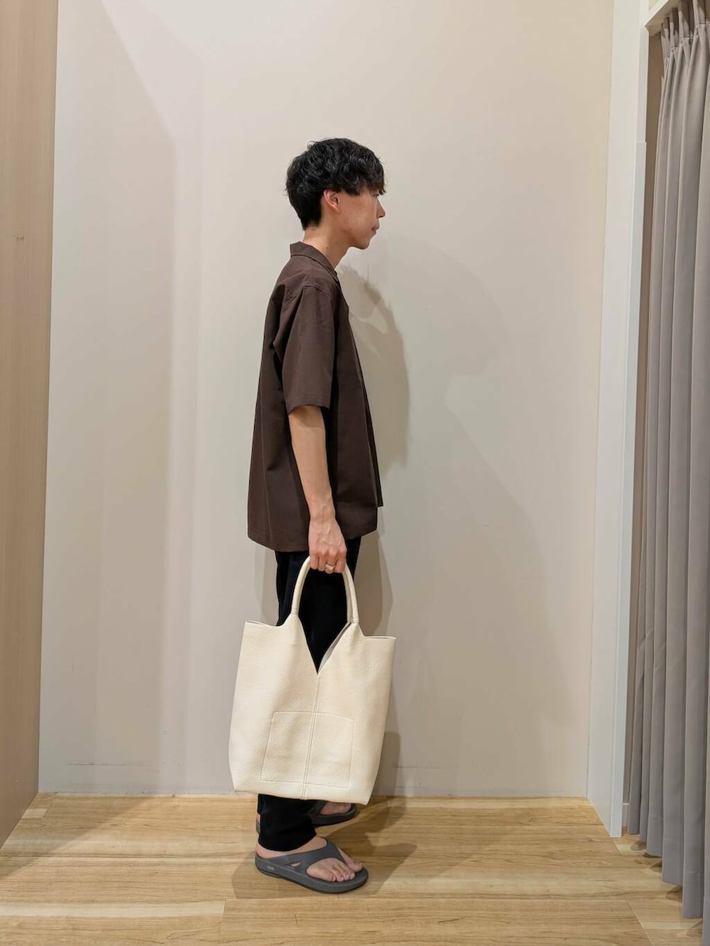 「シンプル、大人カジュアル、シャツスタイル、デートコーデ、ブラウン、きれいめカジュアル、URBANRESEARCH、オープンカラーシャツ、リネン、夏コーデ、夏、トレンド、大人コーデ、シャツコーデ、今日のコーデ」｜「ITEMS URBANRESEARCHの『イージーケア/速乾/UVカット』『セットアップ対応』クイックドライリネンタッチイージーパンツ（その他パンツ、ブラック系）」を使った、takataさん（メンズ・173cm）の夏コーディネートの2枚目の写真