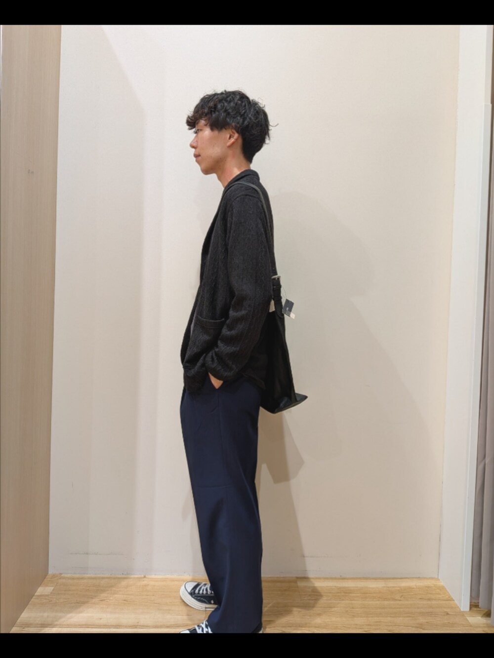 ブラック系のその他アウター、グレー系のTシャツ/カットソー、ブラック系のショルダーバッグを着用したメンズの秋コーディネートの2枚目の写真