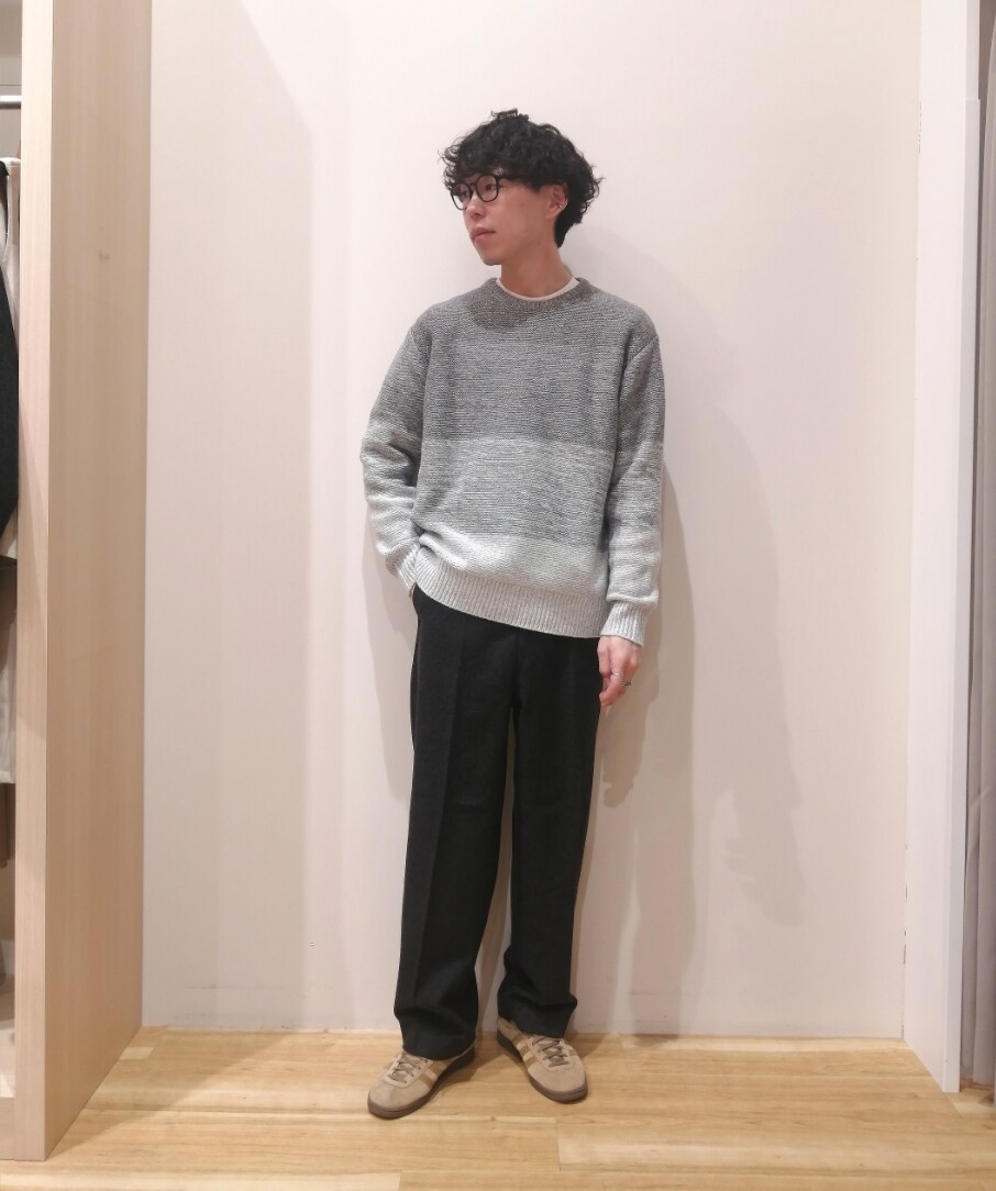 グレー系のニット/セーター、ブラック系のその他パンツ、ブラック系のその他アウターを着用したメンズの冬コーディネートの6枚目の写真