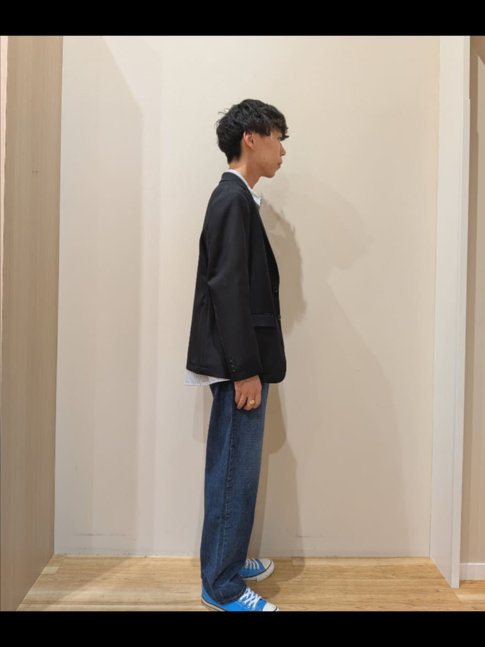 その他のシャツ/ブラウス、ブルー系のテーラードジャケット、ブルー系のデニムパンツを着用したメンズの秋コーディネートの5枚目の写真