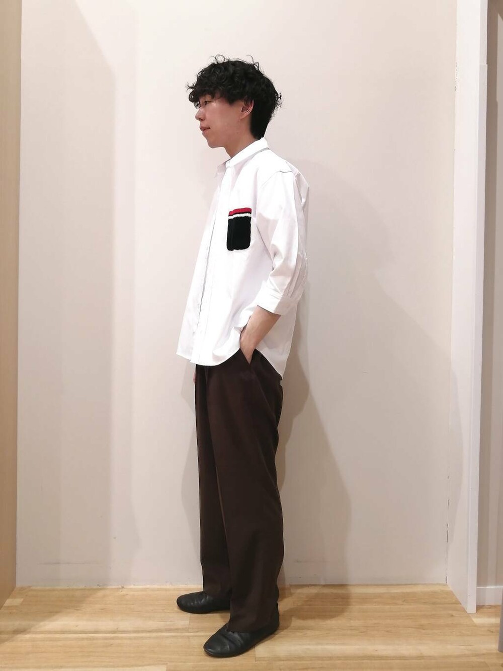 ホワイト系のシャツ/ブラウス、ブラウン系のその他パンツ、ホワイト系のTシャツ/カットソーを着用したメンズの春コーディネートの2枚目の写真