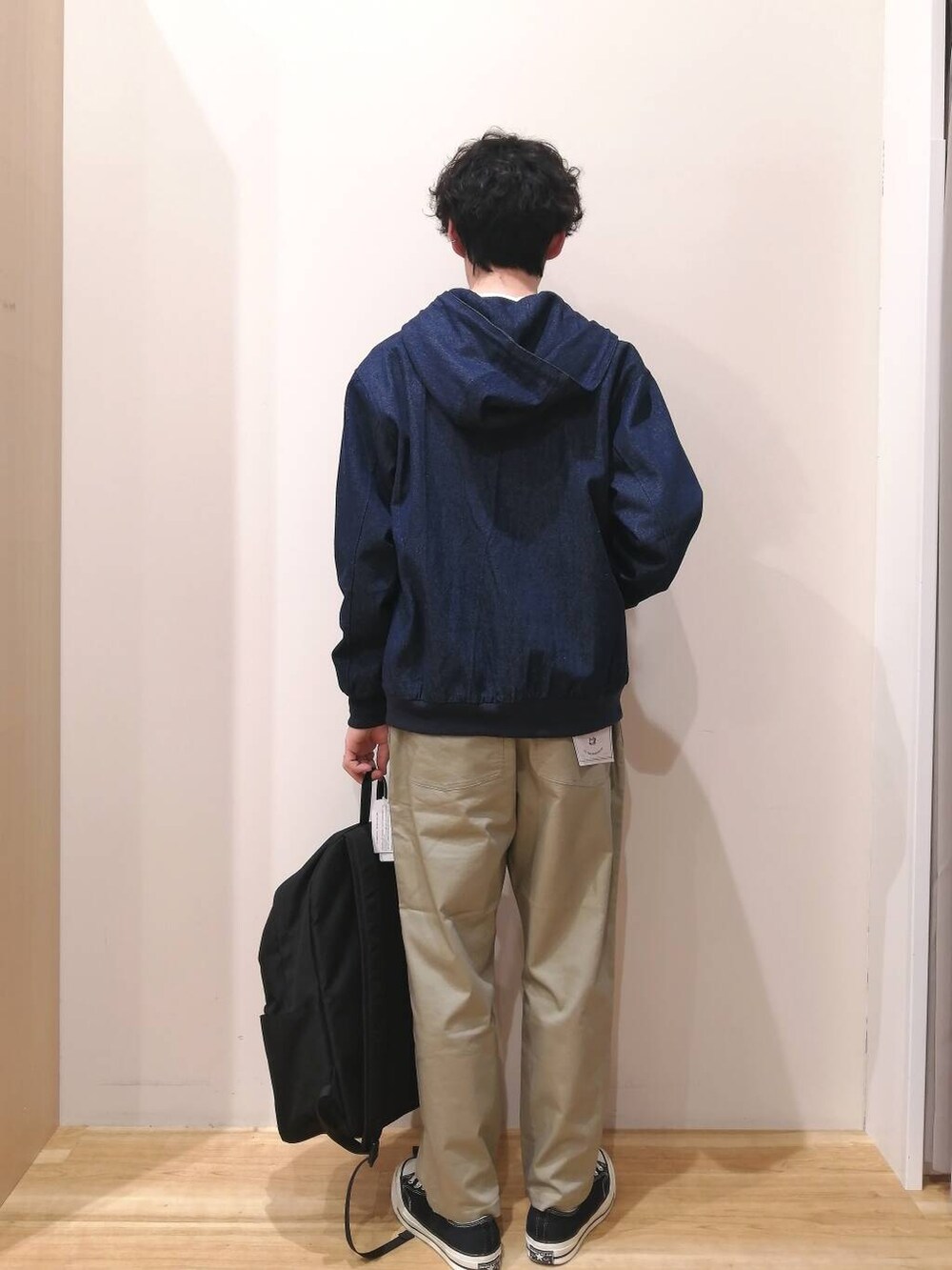 「シンプル、大人カジュアル、デニム、ジャケットスタイル、アースカラー、シンプルコーデ、春コーデ、春服、春アウター、大人コーデ、今日のコーデ、カジュアルスタイル、ここでしか手に入らない別注アイテム、私の推しデニムスタイル、gungho」｜「ITEMS URBANRESEARCHのハイストレッチ リラックスパンツ（その他パンツ、ベージュ系）」を使った、takataさん（メンズ・173cm）の春コーディネートの3枚目の写真