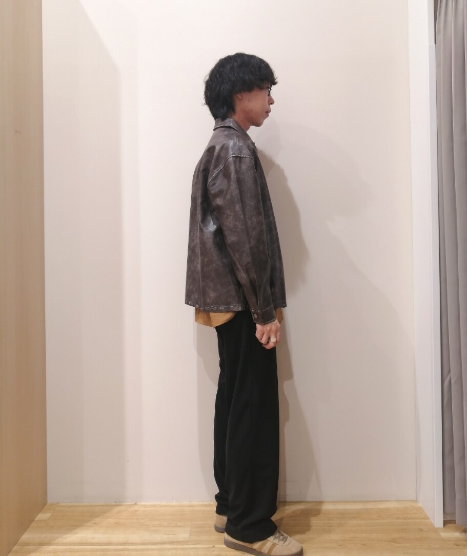 グレー系のその他アウター、ブラウン系のシャツ/ブラウス、ブラック系のその他パンツを着用したメンズの秋コーディネートの3枚目の写真