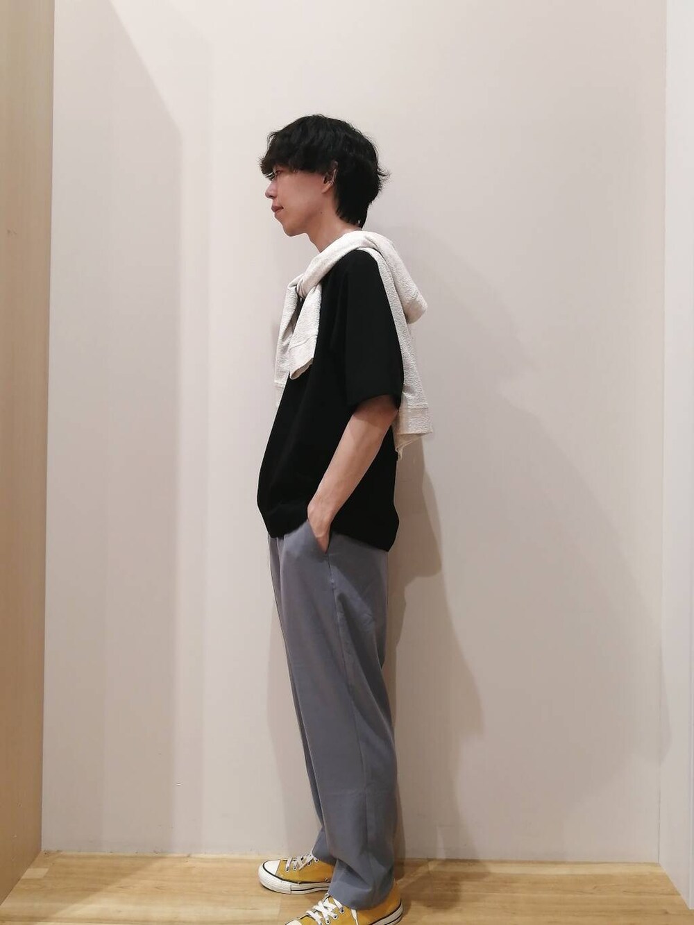 グレー系のその他パンツ、ブラック系のTシャツ/カットソーを着用したメンズの夏コーディネートの2枚目の写真