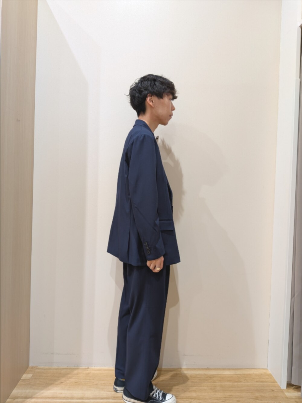 ブルー系のテーラードジャケット、グレー系のニット/セーター、ブルー系のその他パンツを着用したメンズの秋コーディネートの4枚目の写真