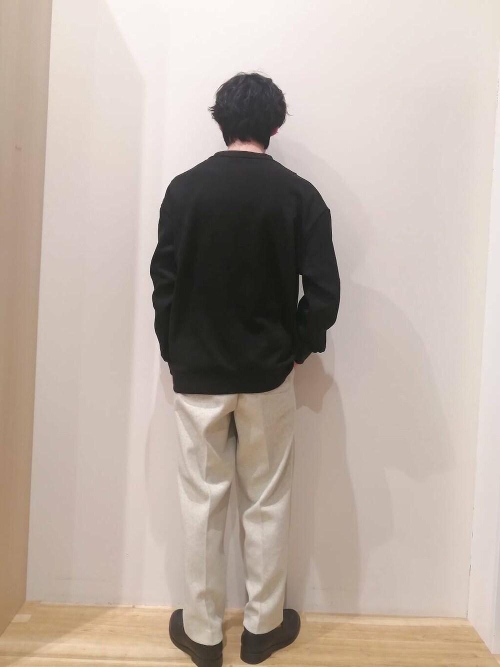 グレー系のダウンベスト、ベージュ系のその他パンツ、ブラック系のスウェットを着用したメンズの冬コーディネートの7枚目の写真