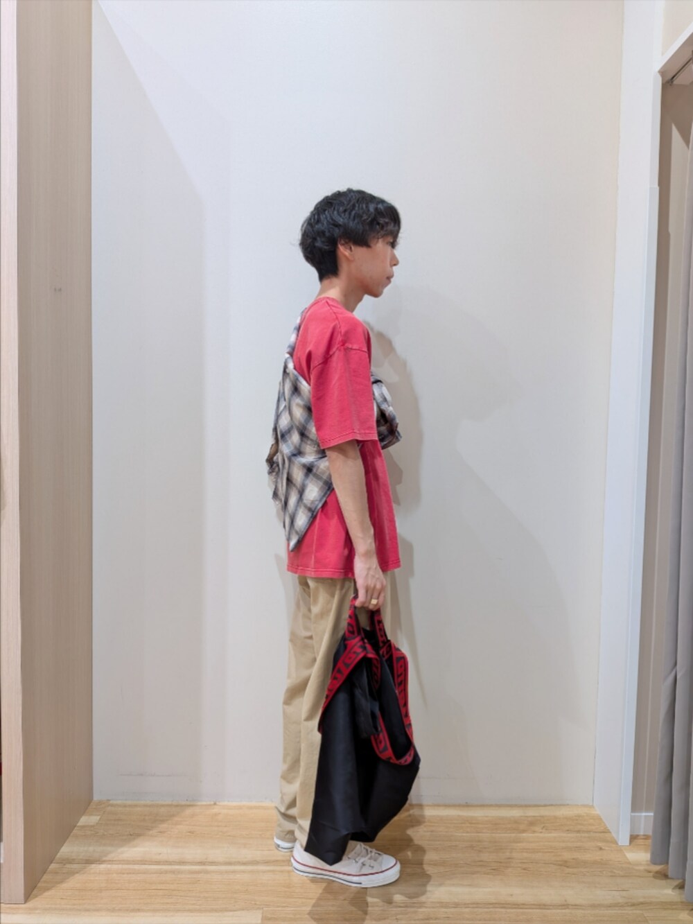 レッド系のTシャツ/カットソー、ベージュ系のその他パンツ、ベージュ系のシャツ/ブラウスを着用したメンズの夏コーディネートの4枚目の写真