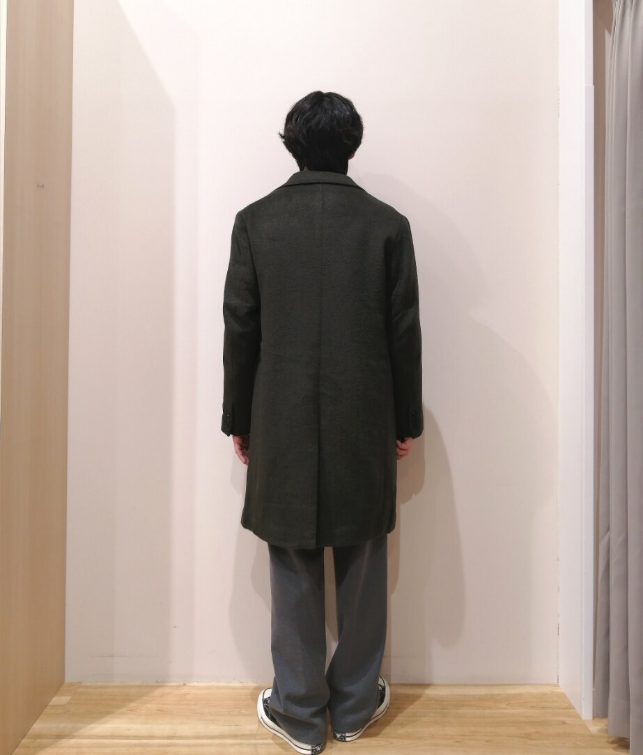 「冬コーデ、モノトーン、ニット、クリスマスに着たい服、きれいめカジュアル、ロングコート、冬アウター、レイヤードスタイル、チェスターコート、カーディガン、ノルディック柄、スラックス、大人カジュアル、デートコーデ、URBAN RESEARCH」｜「ITEMS URBANRESEARCHのウール混 メルトン チェスターコート（チェスターコート、グリーン系）」を使った、takataさん（メンズ・173cm）の冬コーディネートの4枚目の写真