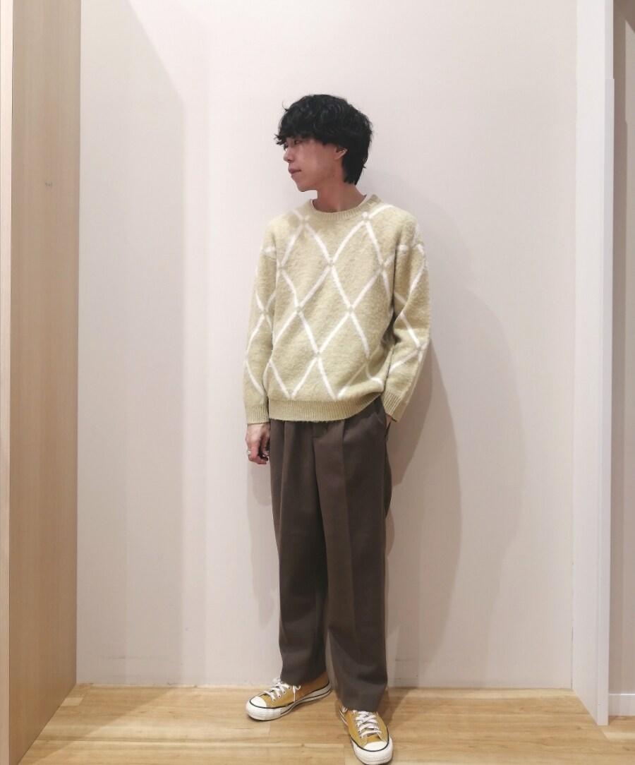グリーン系のミリタリージャケット、イエロー系のニット/セーター、ブラウン系のその他パンツを着用したメンズの冬コーディネートの5枚目の写真