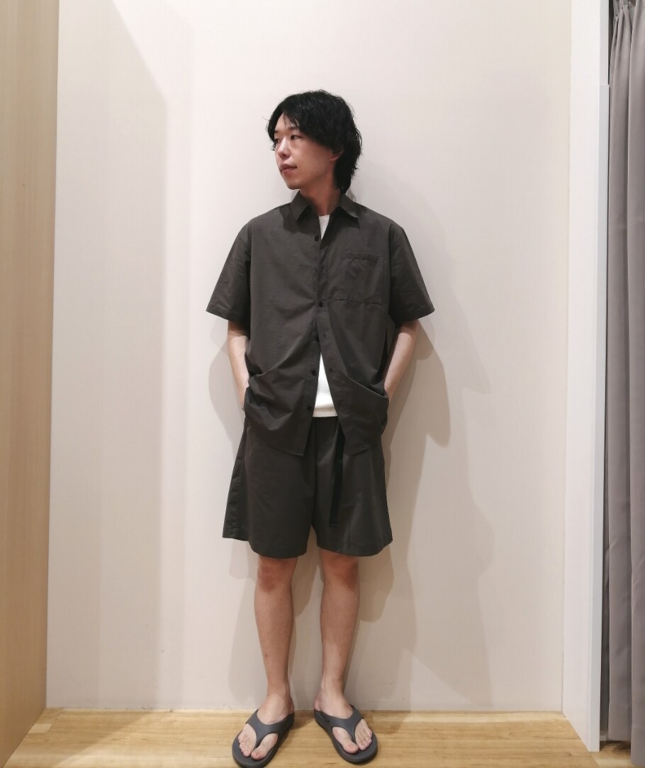 グリーン系のシャツ/ブラウス、ホワイト系のTシャツ/カットソー、グリーン系のその他パンツを着用したメンズの夏コーディネートの5枚目の写真