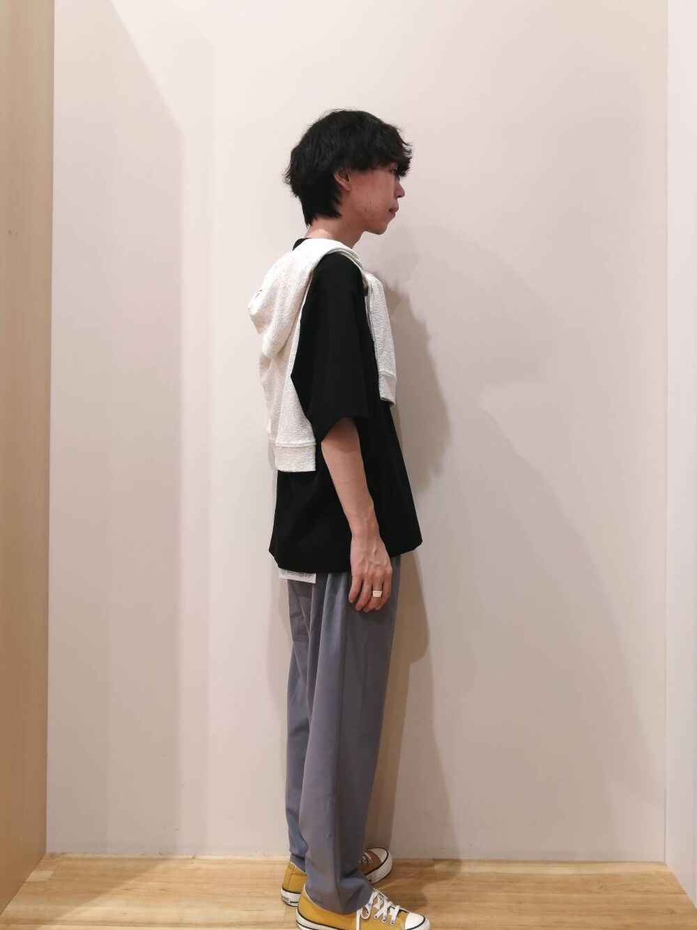 グレー系のその他パンツ、ブラック系のTシャツ/カットソーを着用したメンズの夏コーディネートの3枚目の写真