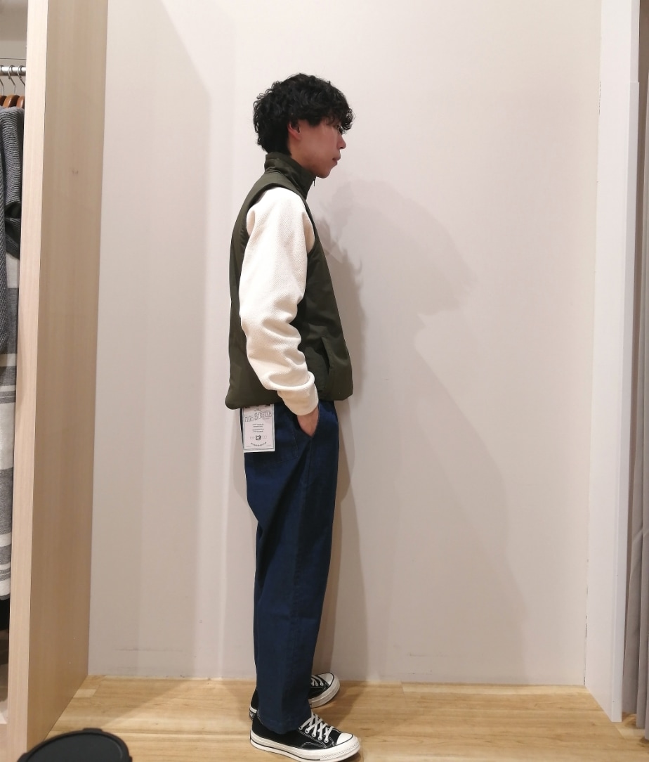 「シンプルコーデ、休日コーデ、ラフコーデ、レイヤードスタイル、春、ベスト、ナイロンベスト、スウェット、ゆるコーデ、シェフパンツ、ITEMS URBANRESEARCH、URBAN RESEARCH、アースカラー」｜「ITEMS URBANRESEARCHの『XLサイズあり』『セットアップ対応』撥水 ナイロングログラン 中綿ベスト（ダウンベスト、グリーン系）」を使った、takataさん（メンズ・173cm）の冬コーディネートの4枚目の写真