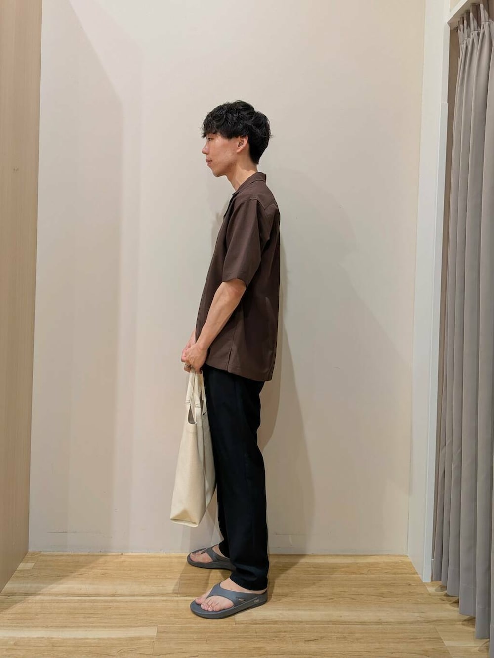 「シンプル、大人カジュアル、シャツスタイル、デートコーデ、ブラウン、きれいめカジュアル、URBANRESEARCH、オープンカラーシャツ、リネン、夏コーデ、夏、トレンド、大人コーデ、シャツコーデ、今日のコーデ」｜「ITEMS URBANRESEARCHの『イージーケア/速乾/UVカット』『セットアップ対応』クイックドライリネンタッチイージーパンツ（その他パンツ、ブラック系）」を使った、takataさん（メンズ・173cm）の夏コーディネートの4枚目の写真